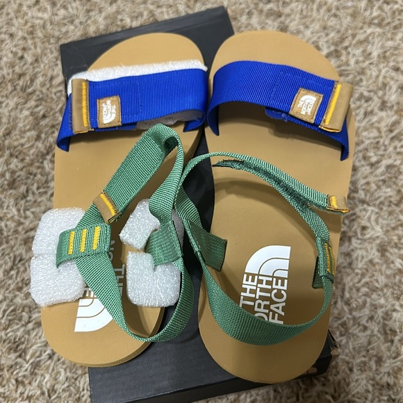 The North Face Skeena sandals. Size 5Y (fit ladies 6.5) new in box - Picture 3 of 3